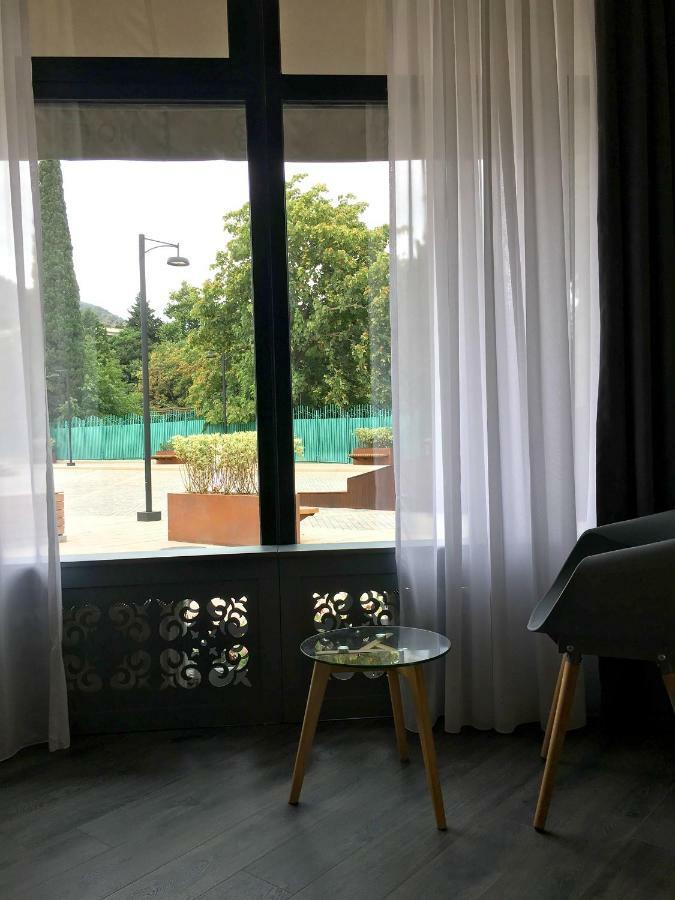 Atoneli Hotel Tbilisi ภายนอก รูปภาพ